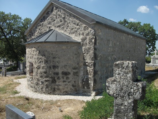 Петровићи, капела у гробљу код манастира Косијерево