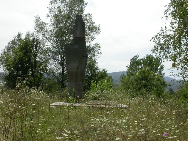 Спомен костурница стрељаних житеља Јадра 1941. године у Драгинцу