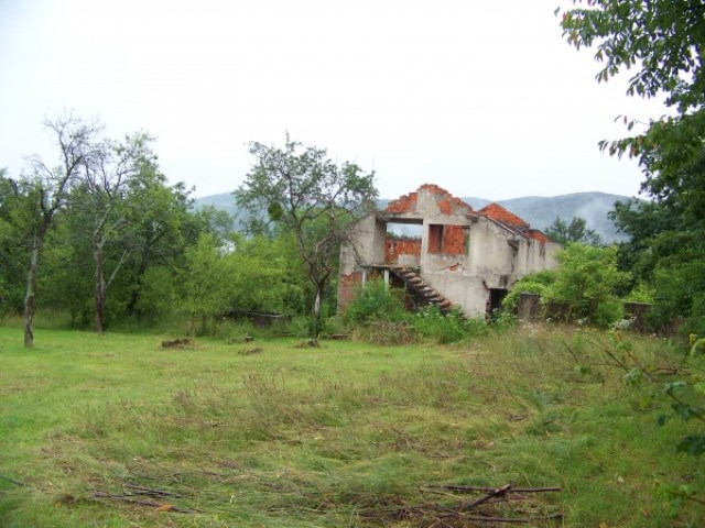 Остаци српских кућа у селу Калати, снимљено 13. јула 2014. године