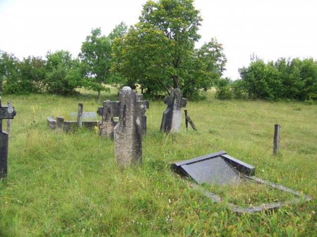 Разрушено Пилиповића гробље у селу Калати, снимљено 13. јула 2014. године