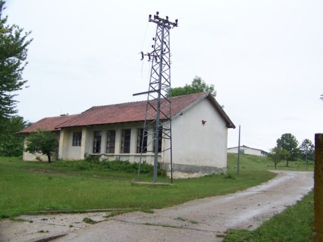 Четвороразредна школа у селу Калатима, снимљено 13. јула 2014. године