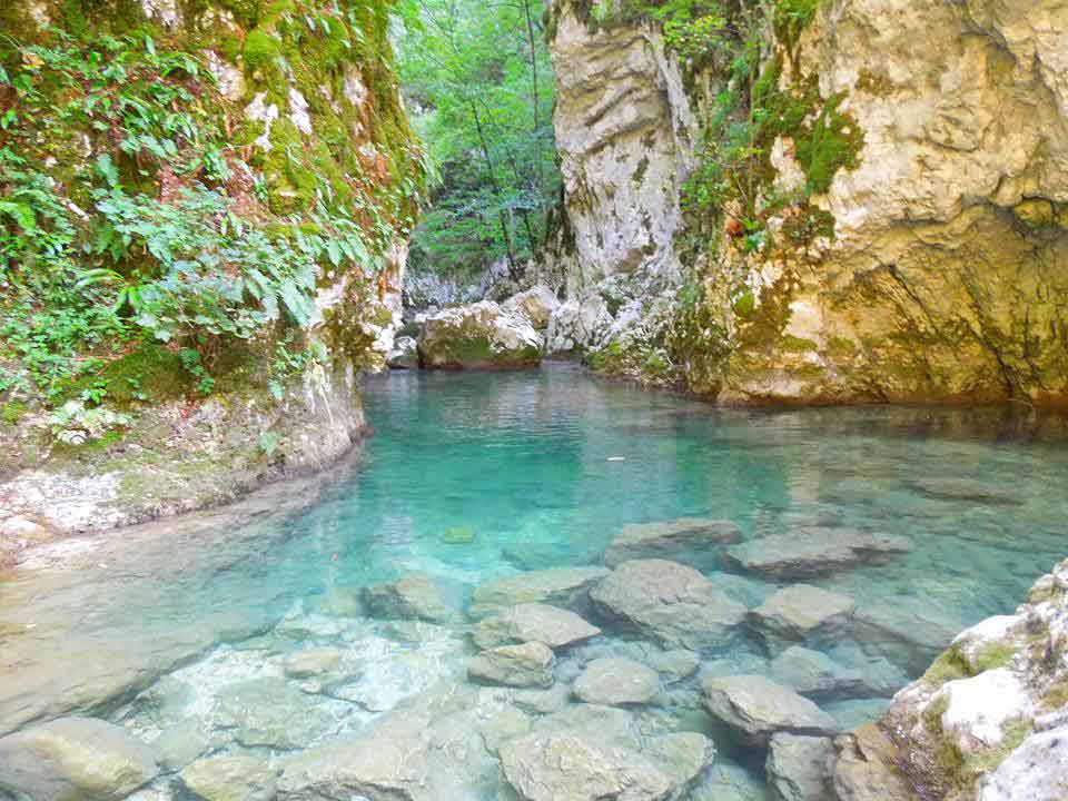 Кањон Невидио, тзв. монашки поток (река Комарница). Манастир Јеловица је на 50 метара изнад