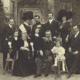 Dr Vladan Đorđević sa porodicom 1910. godine
