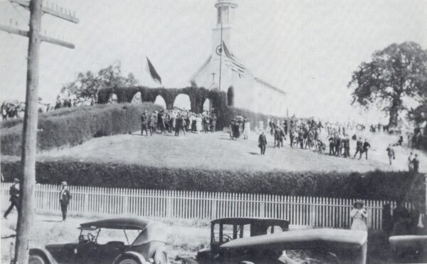 Велика сахрана на црквеном гробљу након несреће у руднику Аргонаут 1922. године