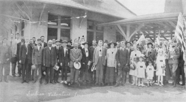 Slika 1: Srpski dobrovoljci za Srpski front; Fresno, Kalifornija; 4. oktobar 1918. Prvi deo fotografije: 1. Martin Kurtović 2. Marija Nobile 3. Nikola Zenović 4. Jelena Miladinović Čuljan 5. Stane Milinović 6. Milan Tasovac 7. Elvira Radulović Tasovac 8. Stana Jovanović 9. Smiljka Radulović 10. Nada Zenović Obradović 11. Peter Zenović 12. Vera Zenović Pavlović.