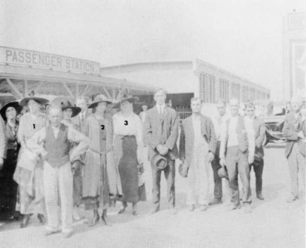 Slika 3: Srpski dobrovoljci za Srpski front; Fresno, Kalifornija; 4. oktobar 1918. Treći deo fotografije: 1. Gospođa Marka Zenovića 2. Olga Jovanović Ljubibratić 3. Gospođa Sofija (rođena Milišić) Jovanović. Ljubaznošću Mile Zenović Logan, San Francisko.
