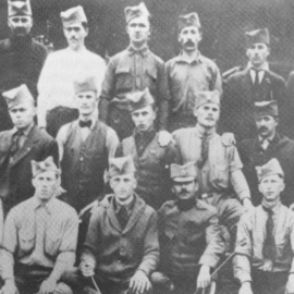 Слика 4: Добровољци Балканског рата из дистрикта Глоуб-Мајами, Аризона. Горњи ред, слева надесно: непознат, непознат, Мило Куљача, Бошко Никлановић, непознат, Марко Санковић. Средњи ред, слева надесно: Илија Сабан, непознат, Марко Медин, Андрија Рађеновић, Нико Г. Зеновић, непознат. Предњи ред, слева надесно: непознат, Митар А. Мицковић, Митар Миџор, непознат, Нико П. Греговић, Марко К. Зеновић. Љубазношћу Сема Н. Зеновића, Глоуб, Аризона.
